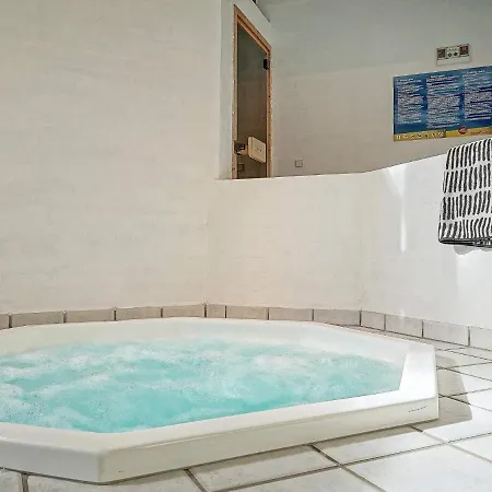 Five-bedroom Holiday In Nexo 3 *