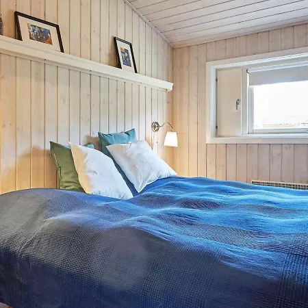 Five-bedroom Holiday In Nexo 3 * Snogebæk