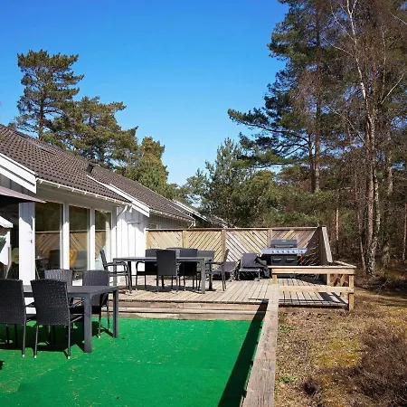 Five-bedroom Holiday In Nexo 3 Snogebæk